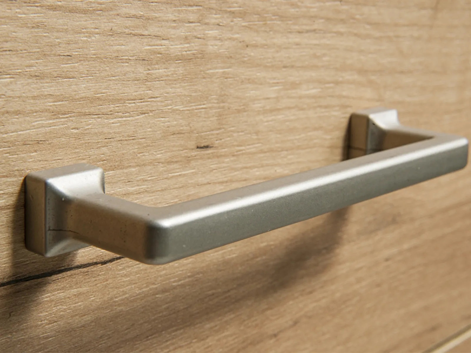 Armoire à deux portes avec rangements optimisés
