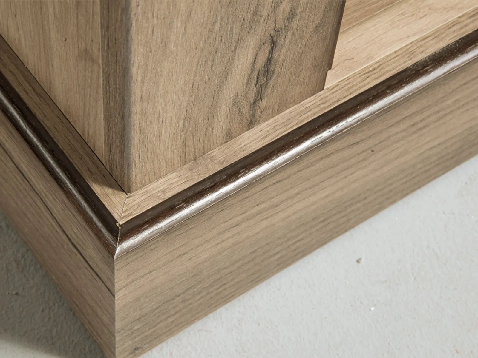 Armoire à deux portes avec rangements optimisés