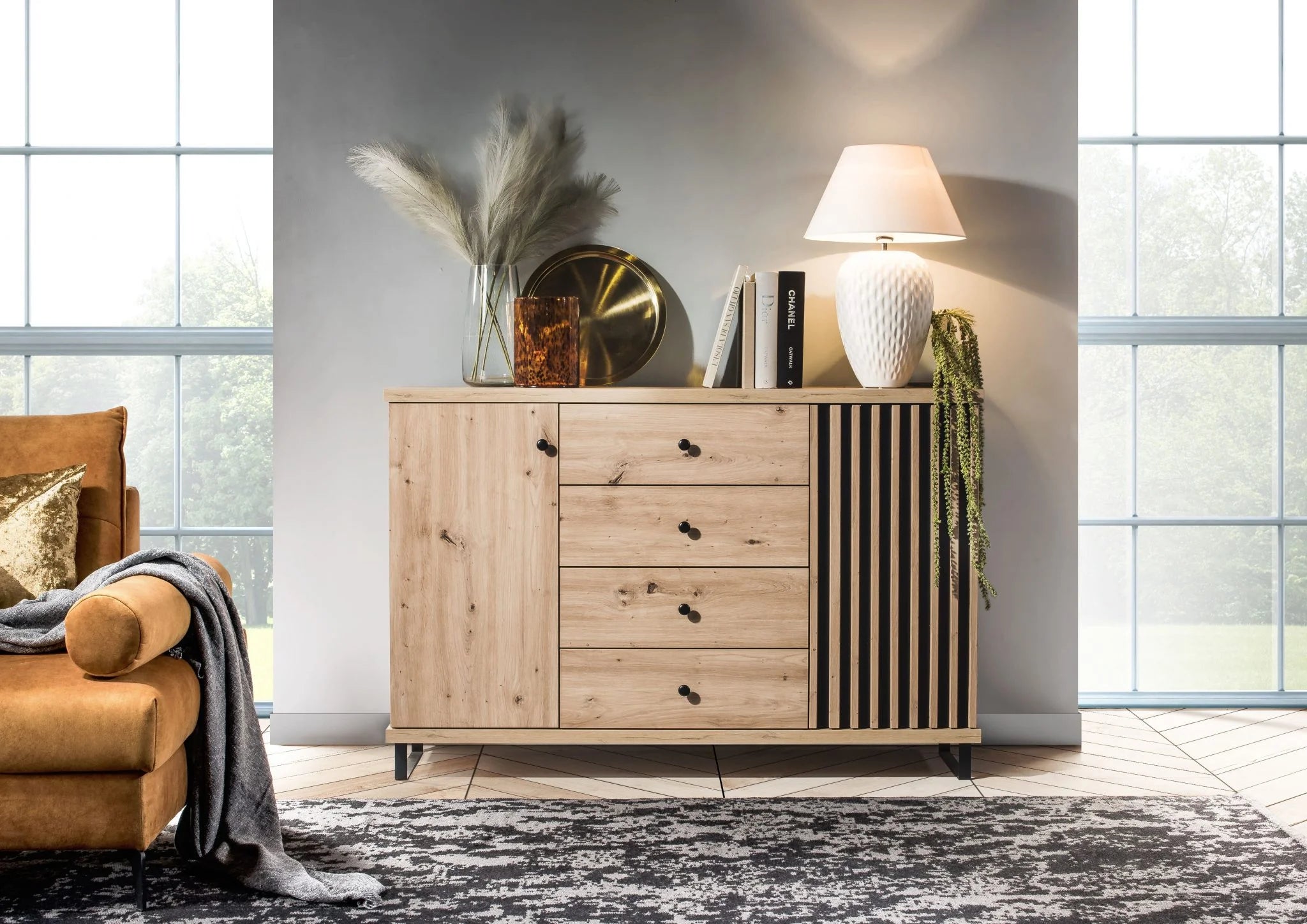 Armoire spacieuse avec rangements et barre de suspension