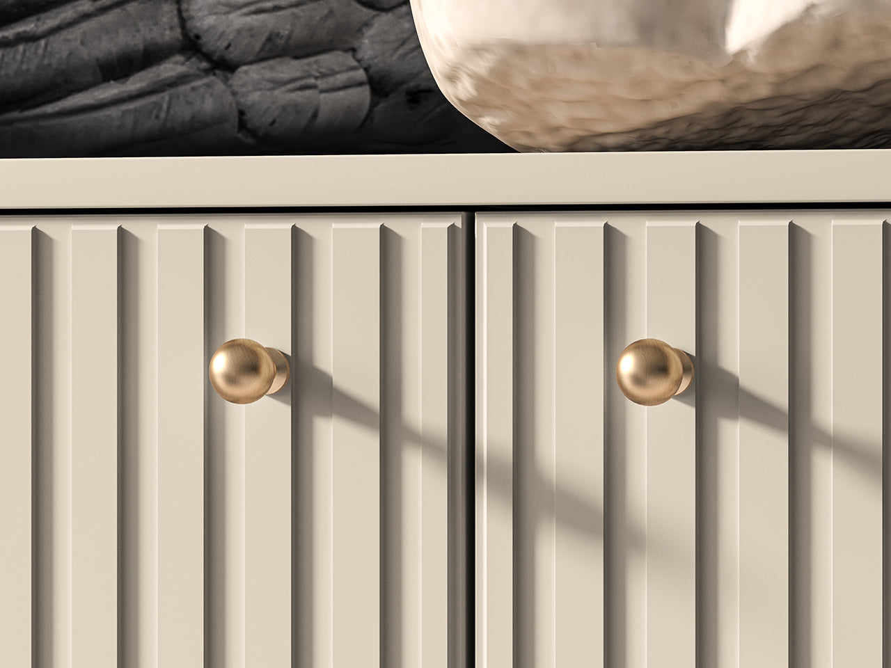 Commode en MDF Cachemire avec Tiroirs Profonds & Finitions en Or Brossé