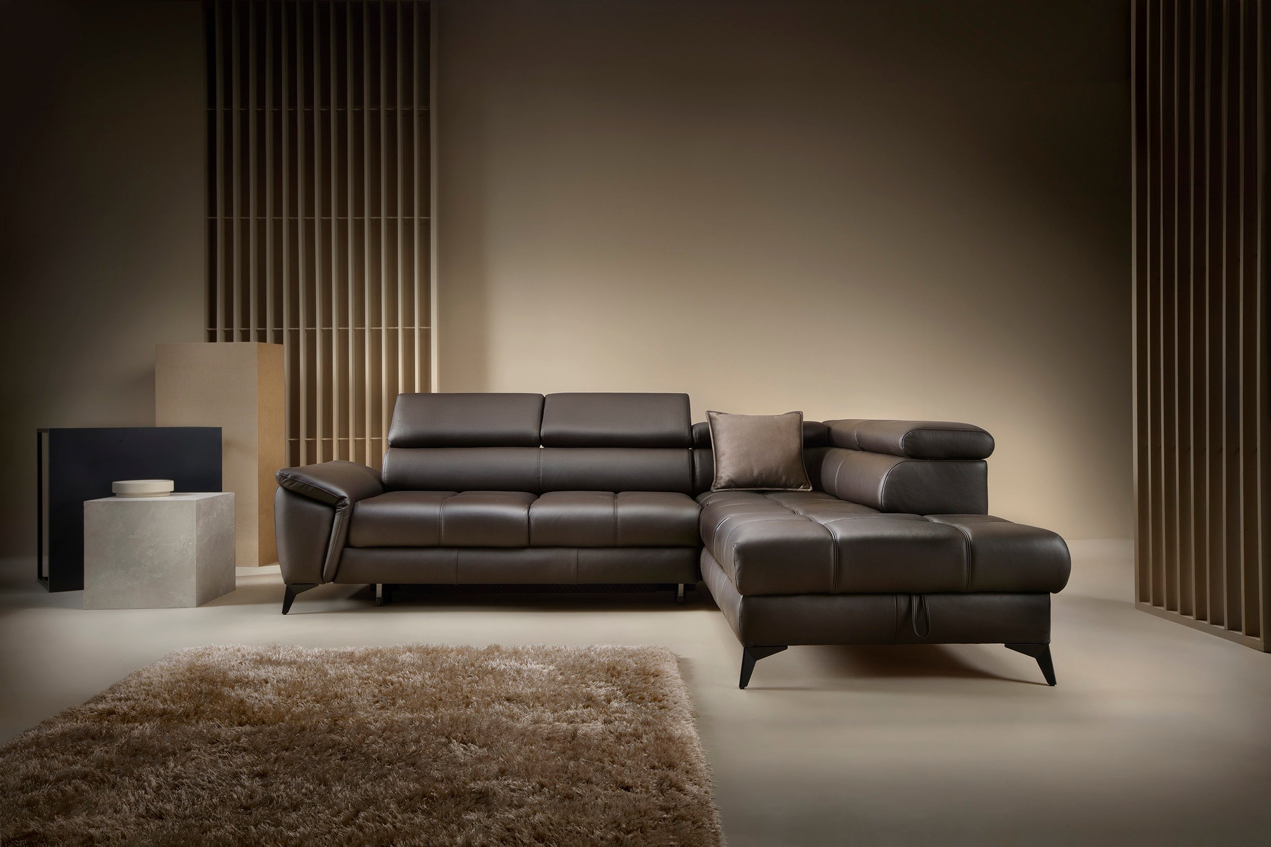 Canapé d’angle en cuir naturel avec couchage et rangement – Élégance & confort haut de gamme